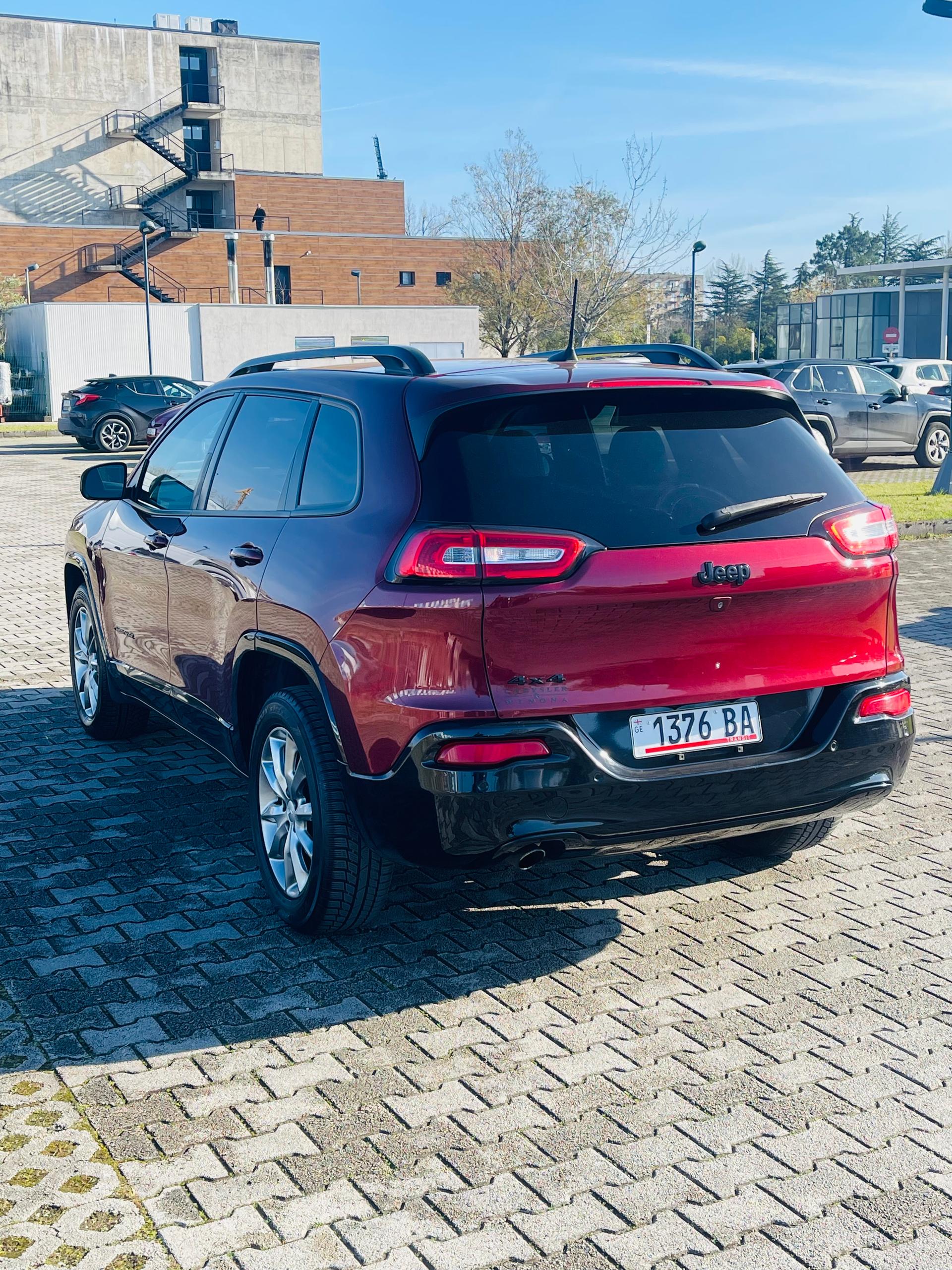 Jeep Cherokee — exterior view 4