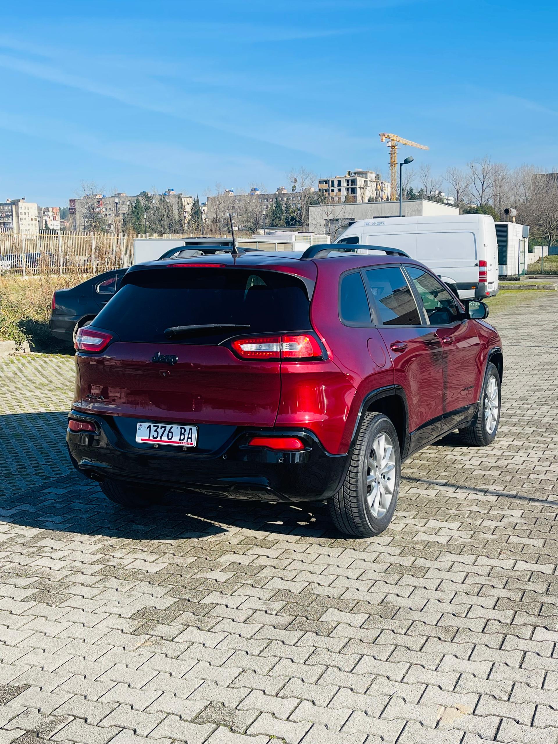 Jeep Cherokee — exterior view 5