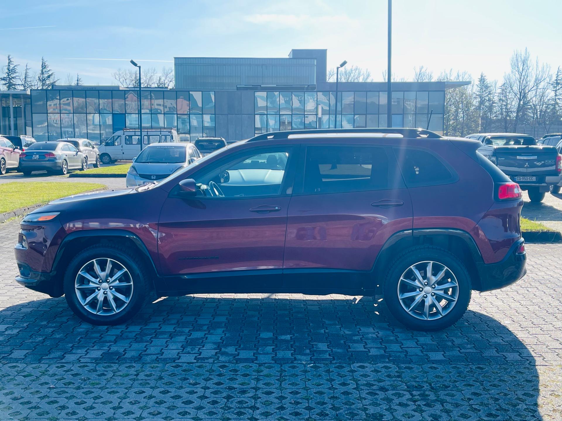 Jeep Cherokee — exterior view 6