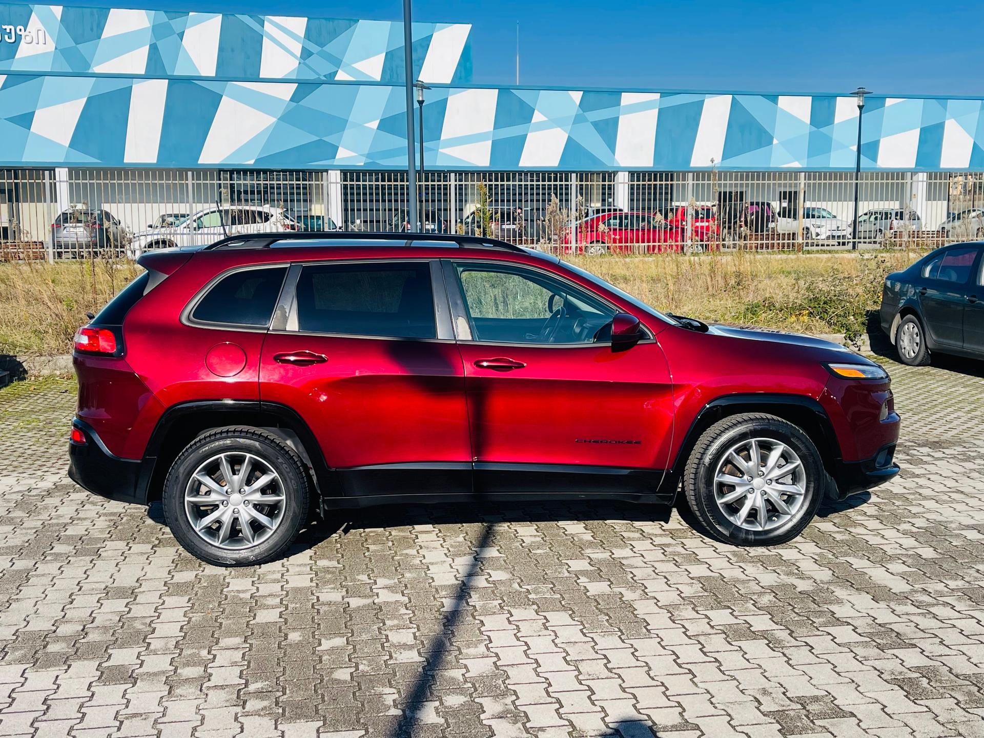 Jeep Cherokee — exterior view 7