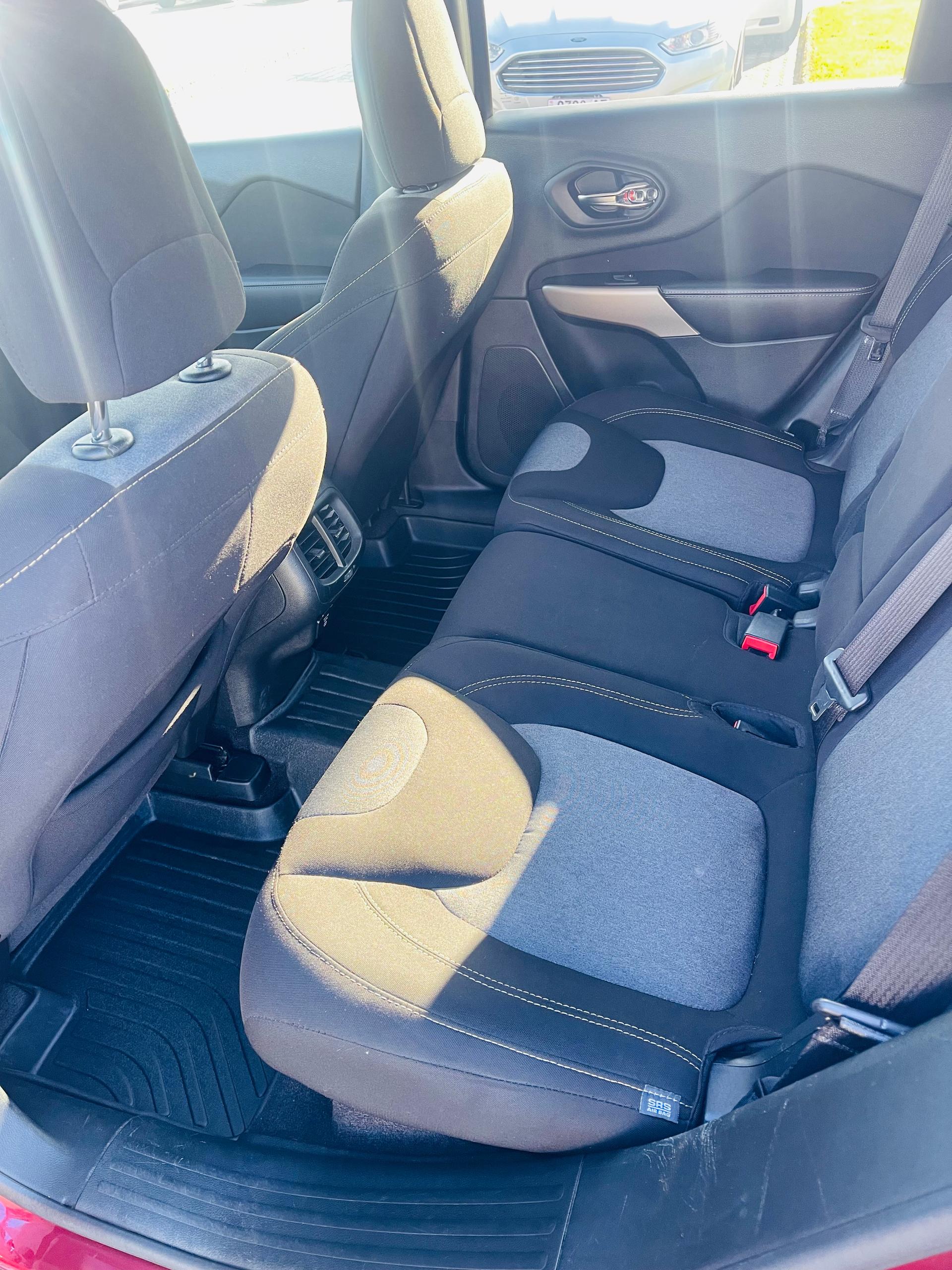 Jeep Cherokee — exterior view 9