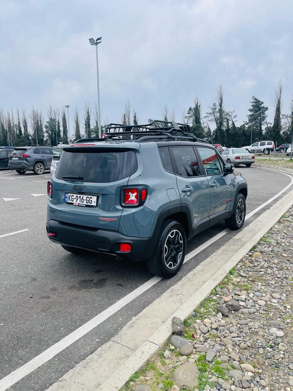 Jeep Renegade — exterior view 2