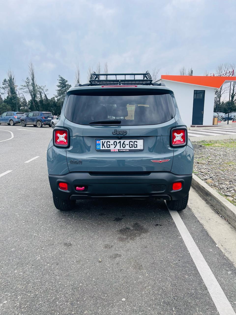 Jeep Renegade — exterior view 3