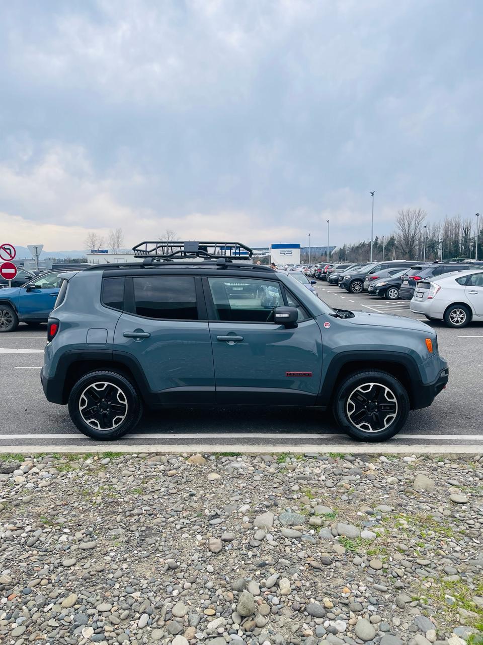 Jeep Renegade — exterior view 4