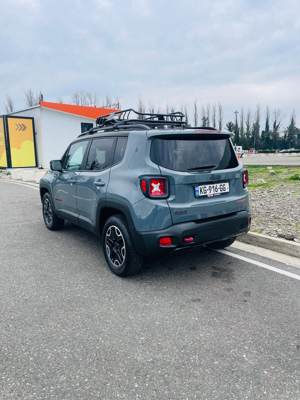 Jeep Renegade — exterior view 5