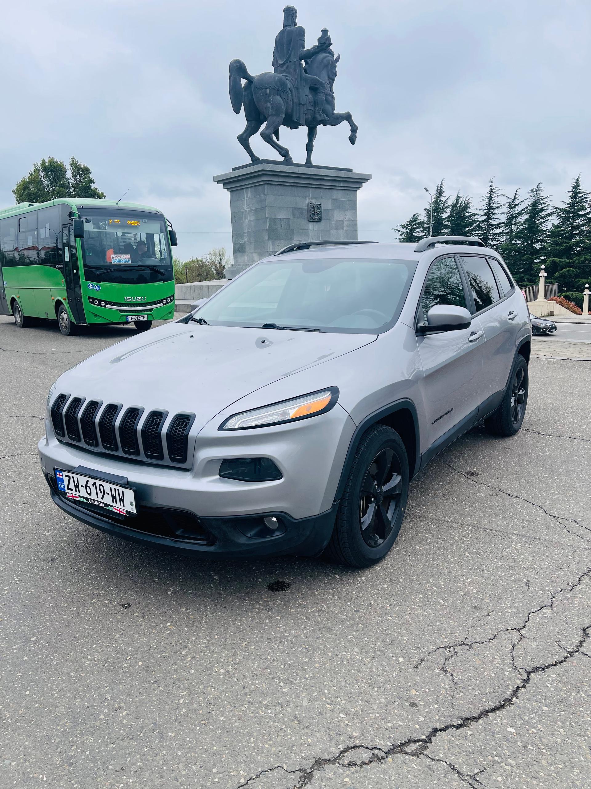 Jeep Cherokee — exterior view 2