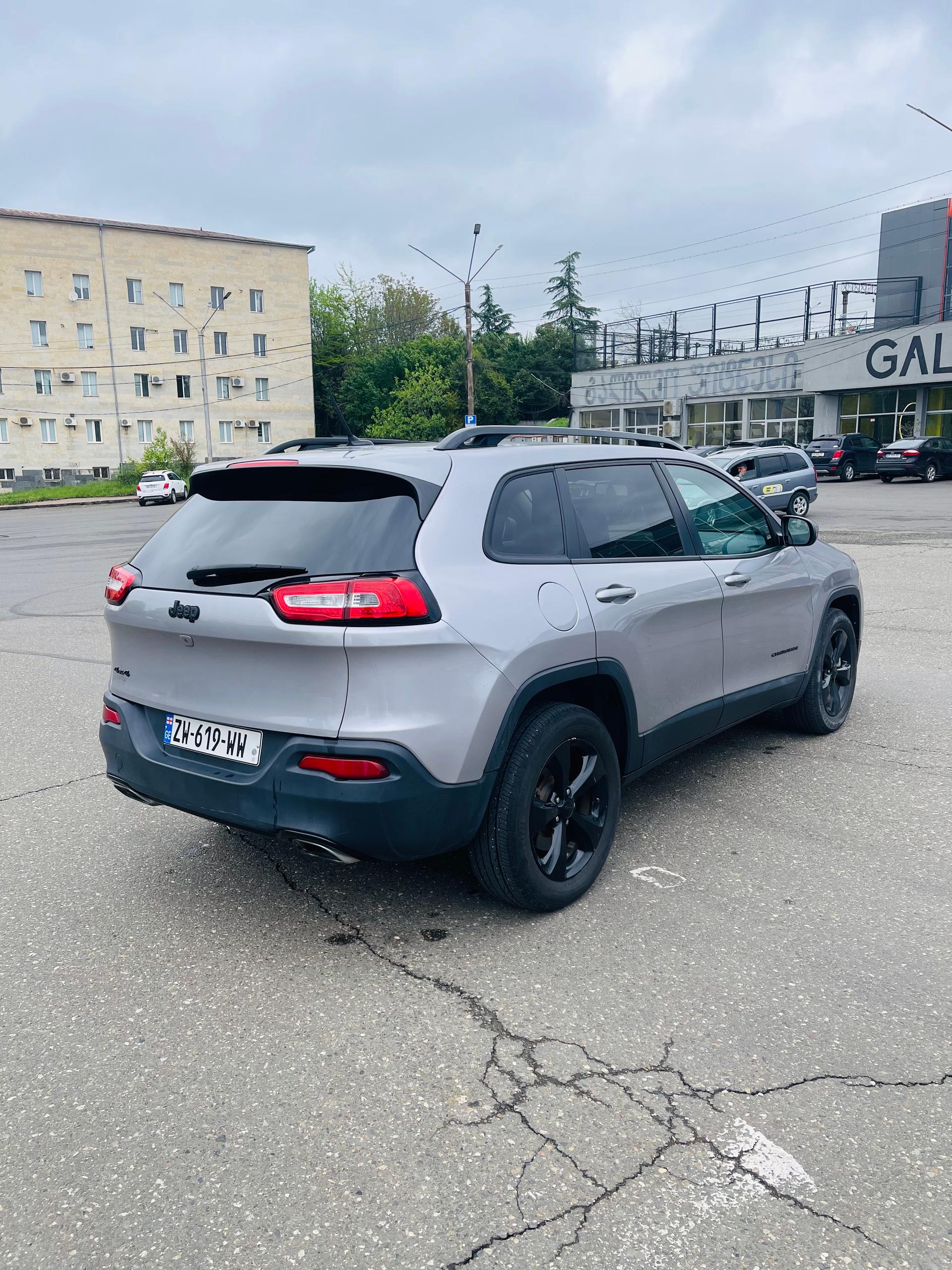 Jeep Cherokee — exterior view 3