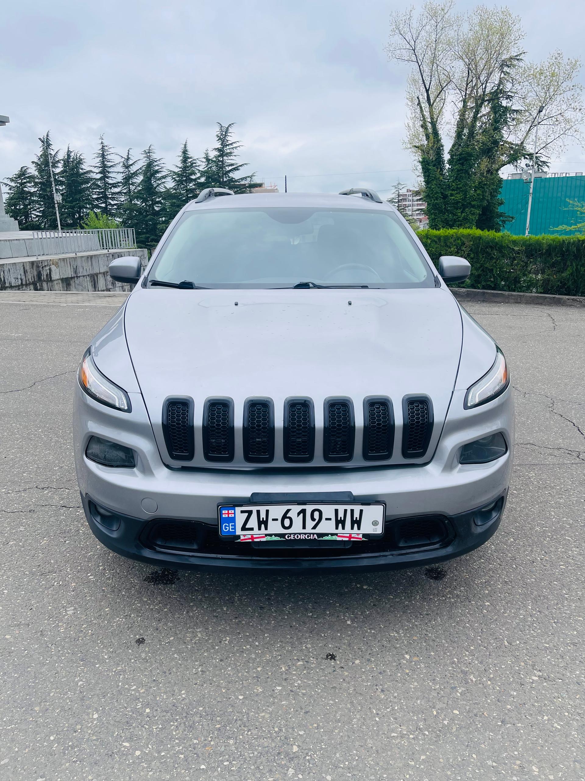 Jeep Cherokee — exterior view 4
