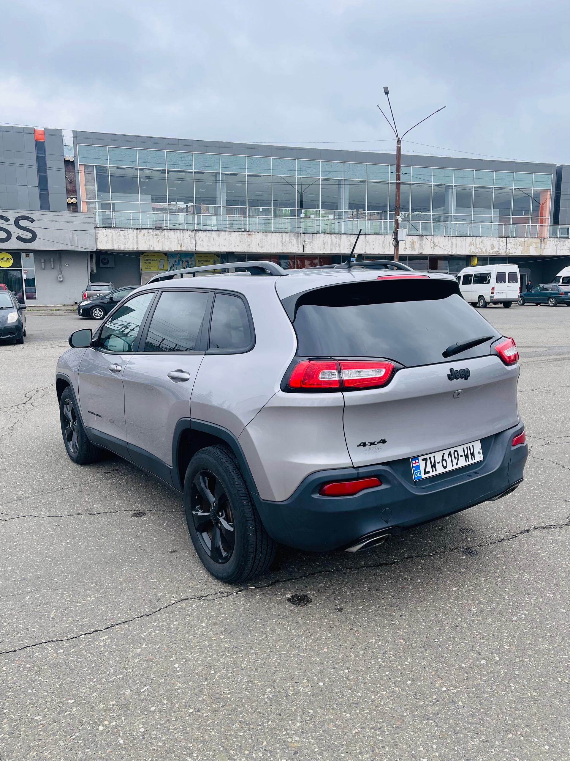 Jeep Cherokee — exterior view 5