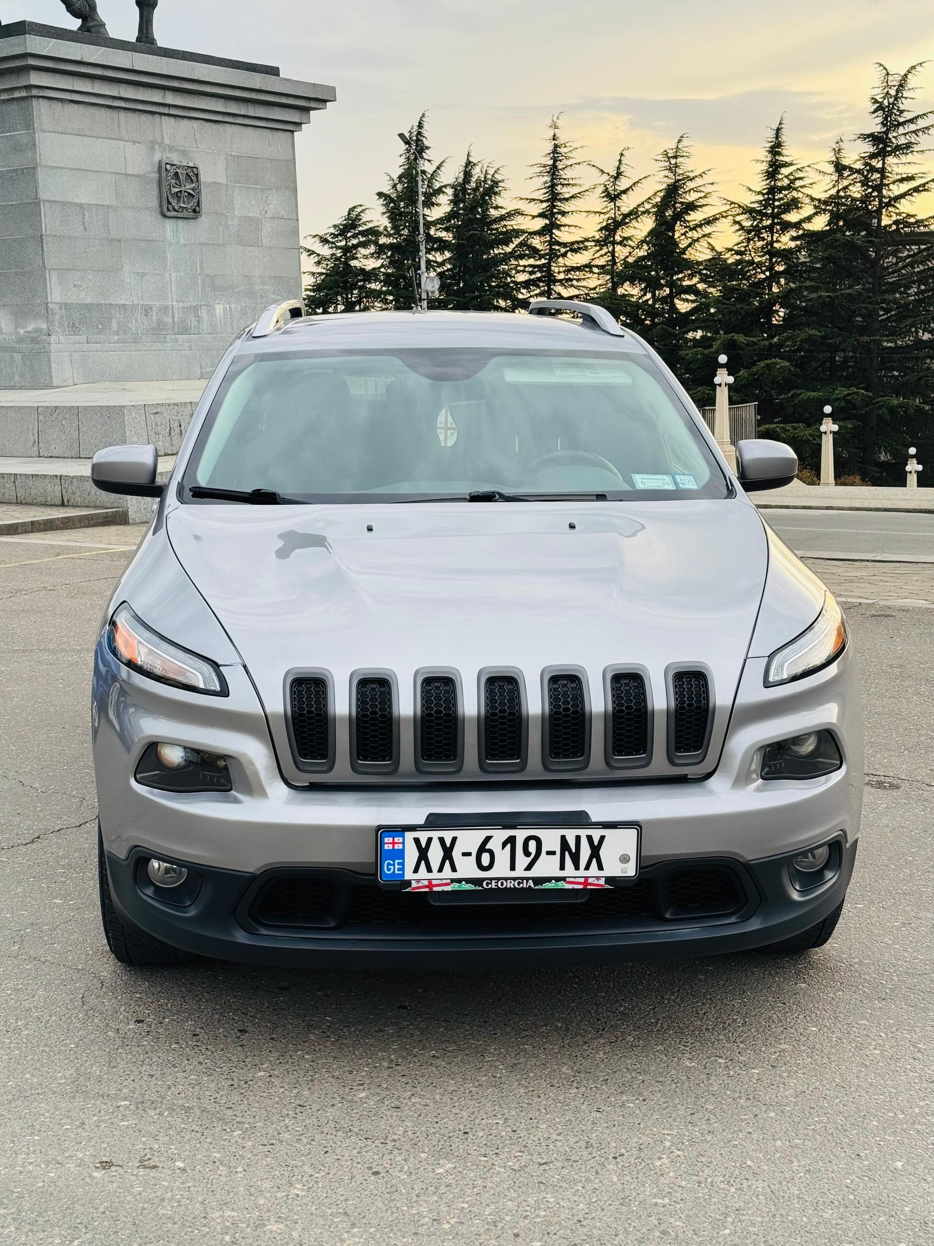 Jeep Cherokee — exterior view 3