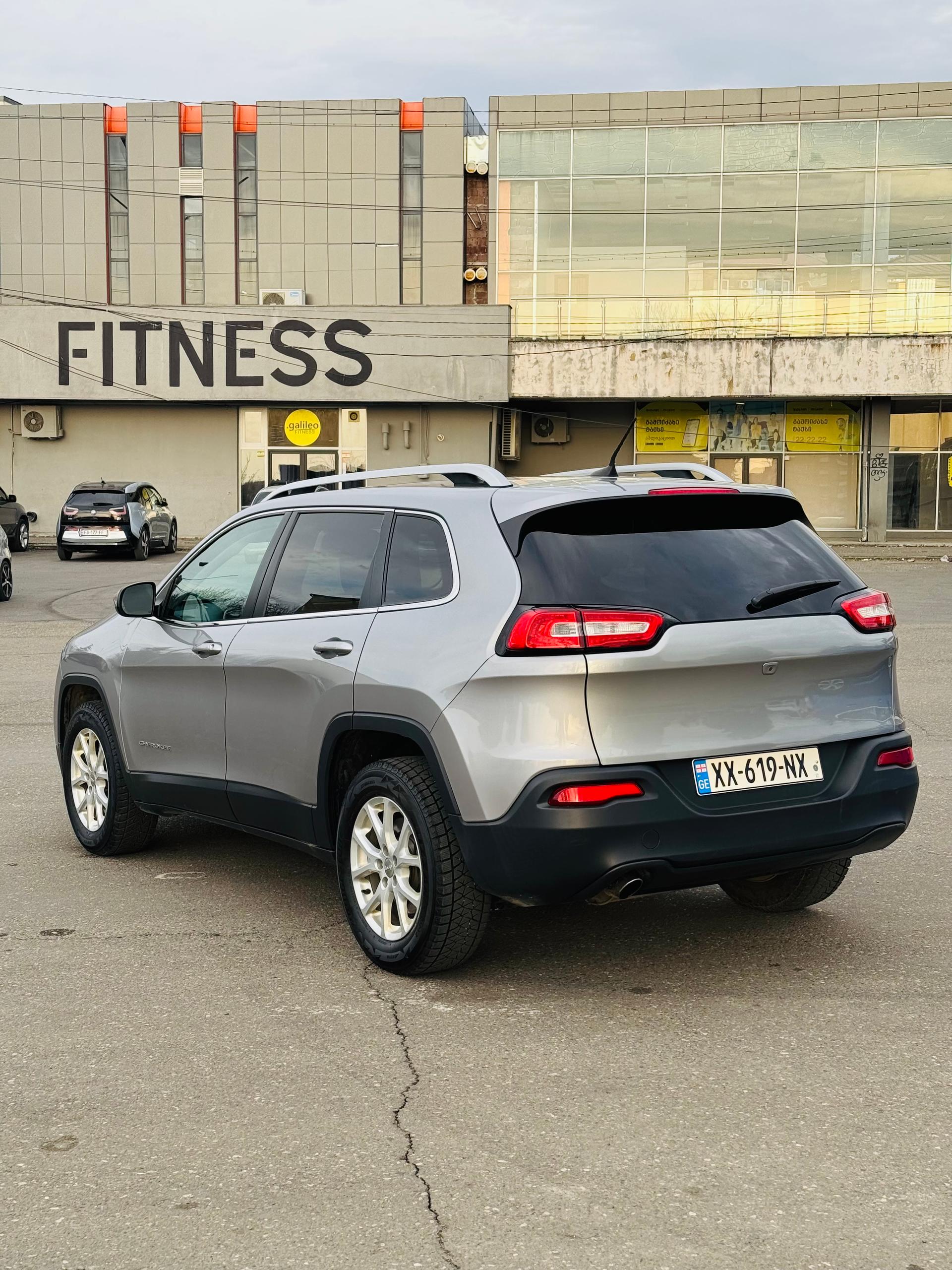 Jeep Cherokee — exterior view 4