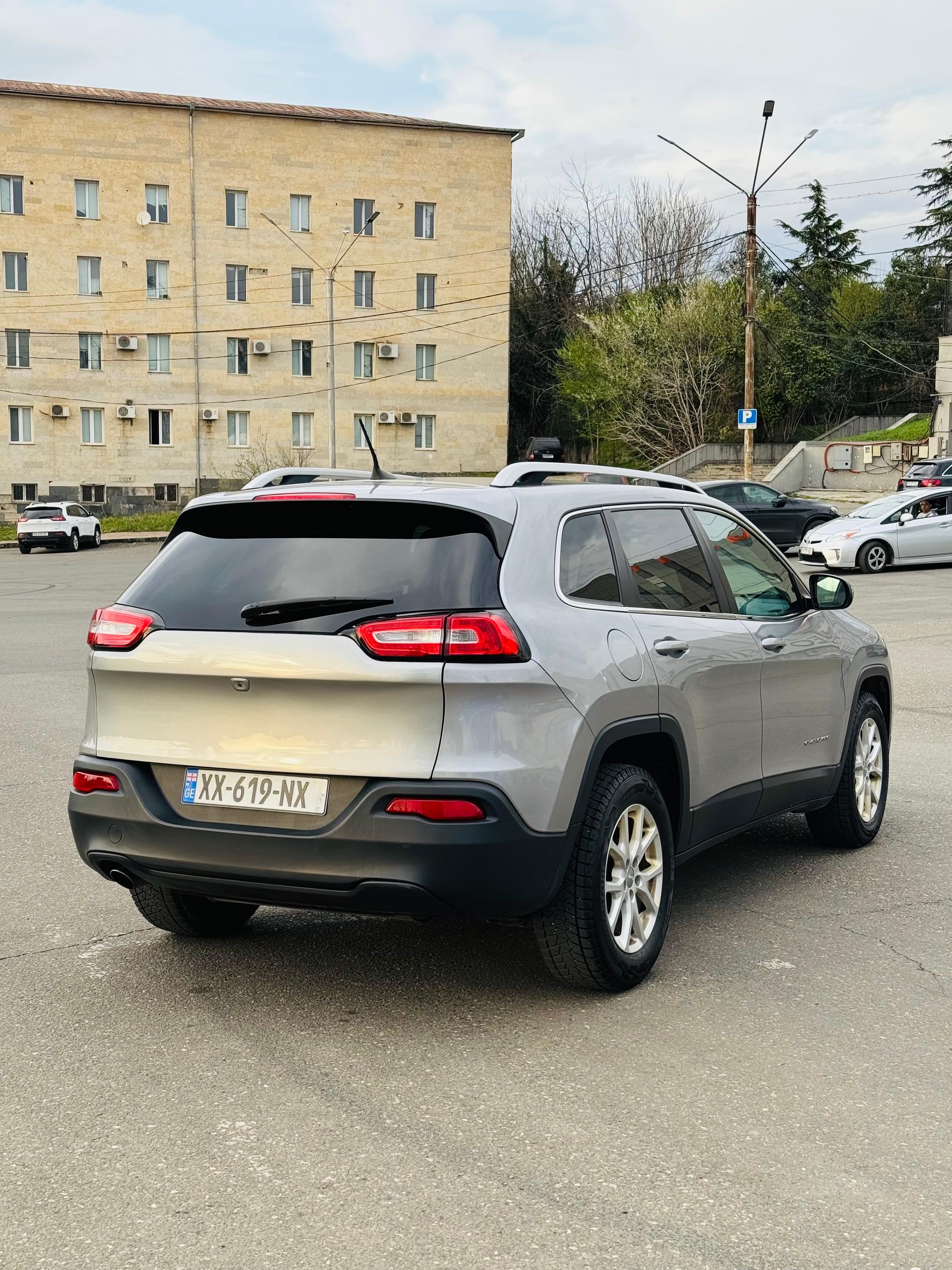 Jeep Cherokee — exterior view 5