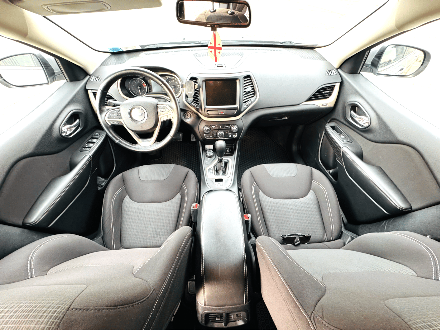 Jeep Cherokee — exterior view 6
