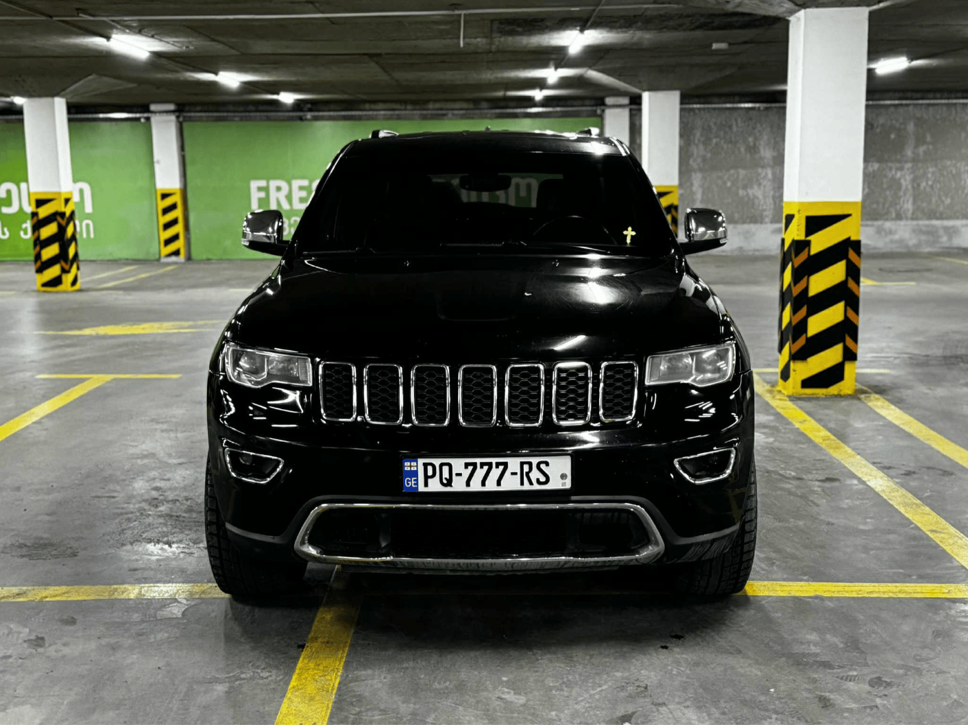 Jeep Grand Cherokee — exterior view 3