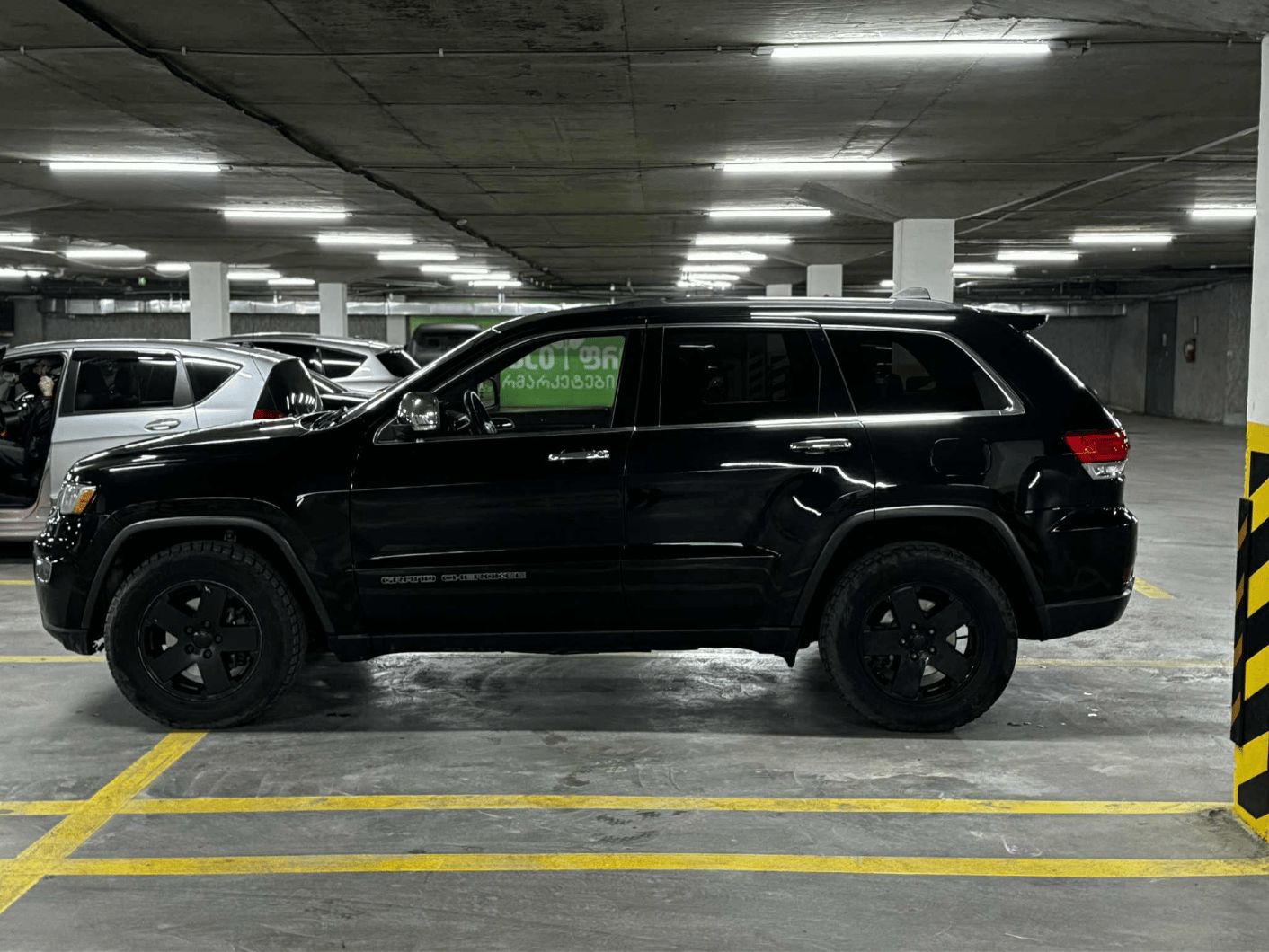 Jeep Grand Cherokee — exterior view 4