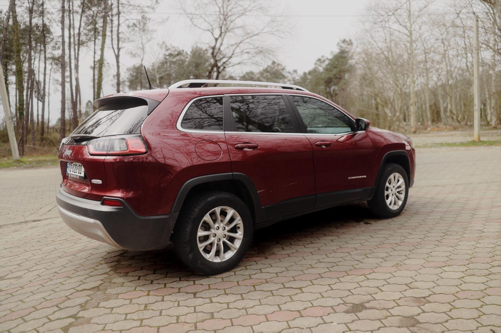 Jeep Cherokee — exterior view 3