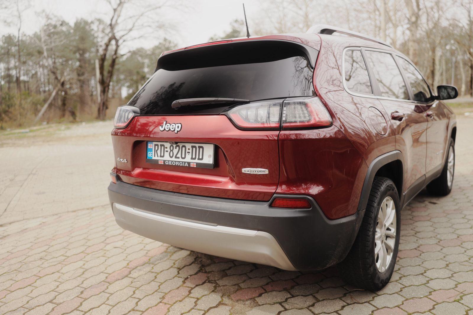 Jeep Cherokee — exterior view 4