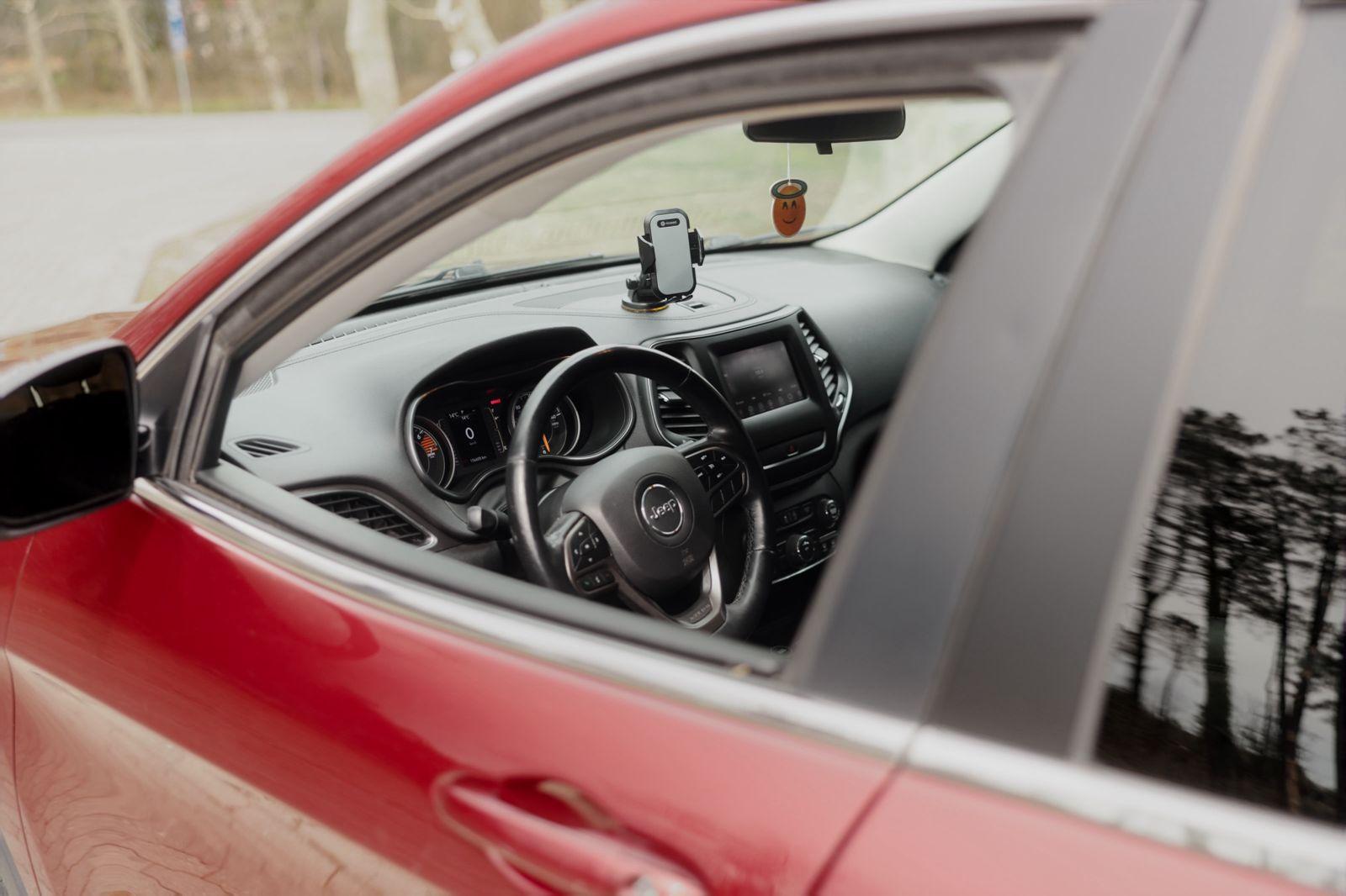 Jeep Cherokee — exterior view 6