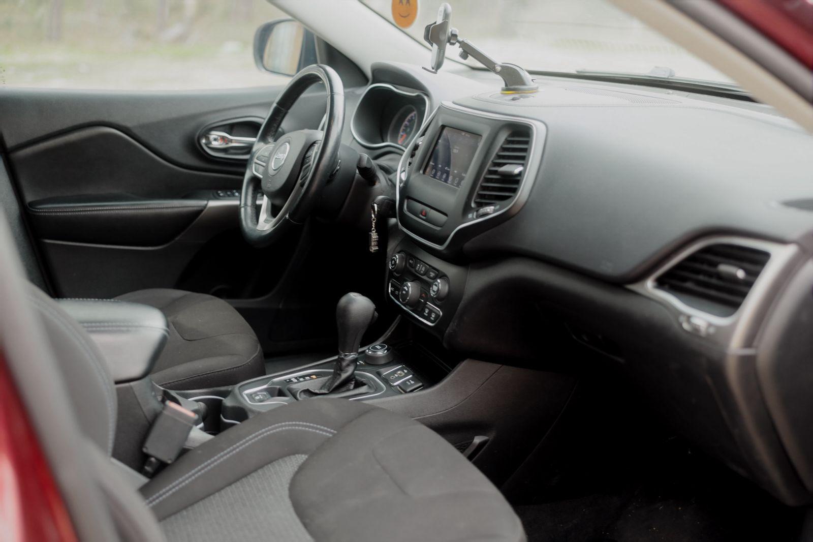 Jeep Cherokee — exterior view 7