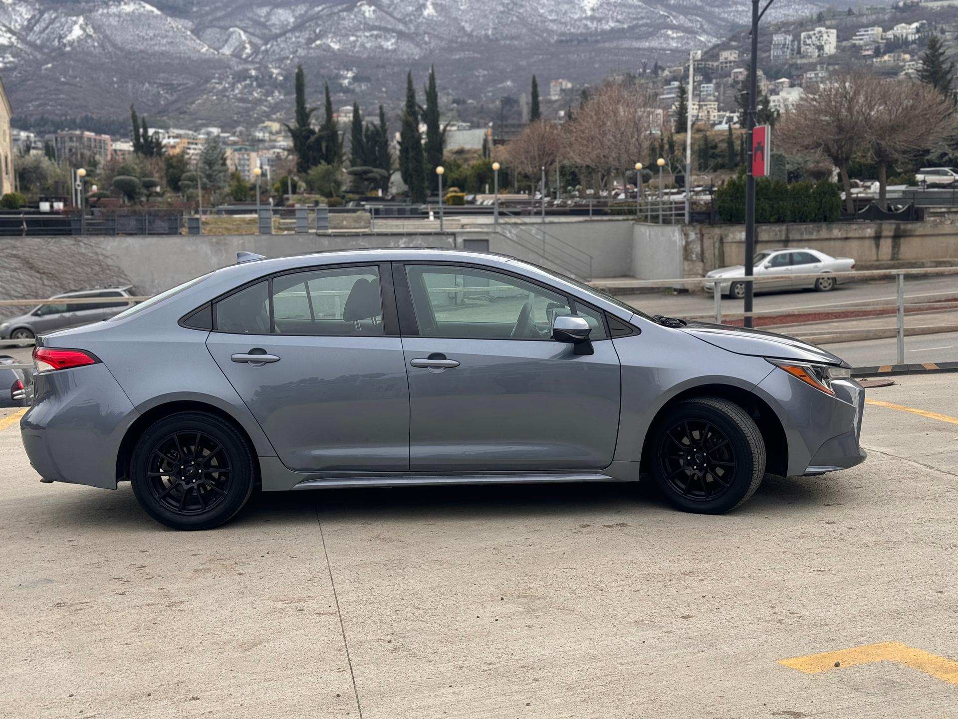 Toyota Corolla — exterior view 4