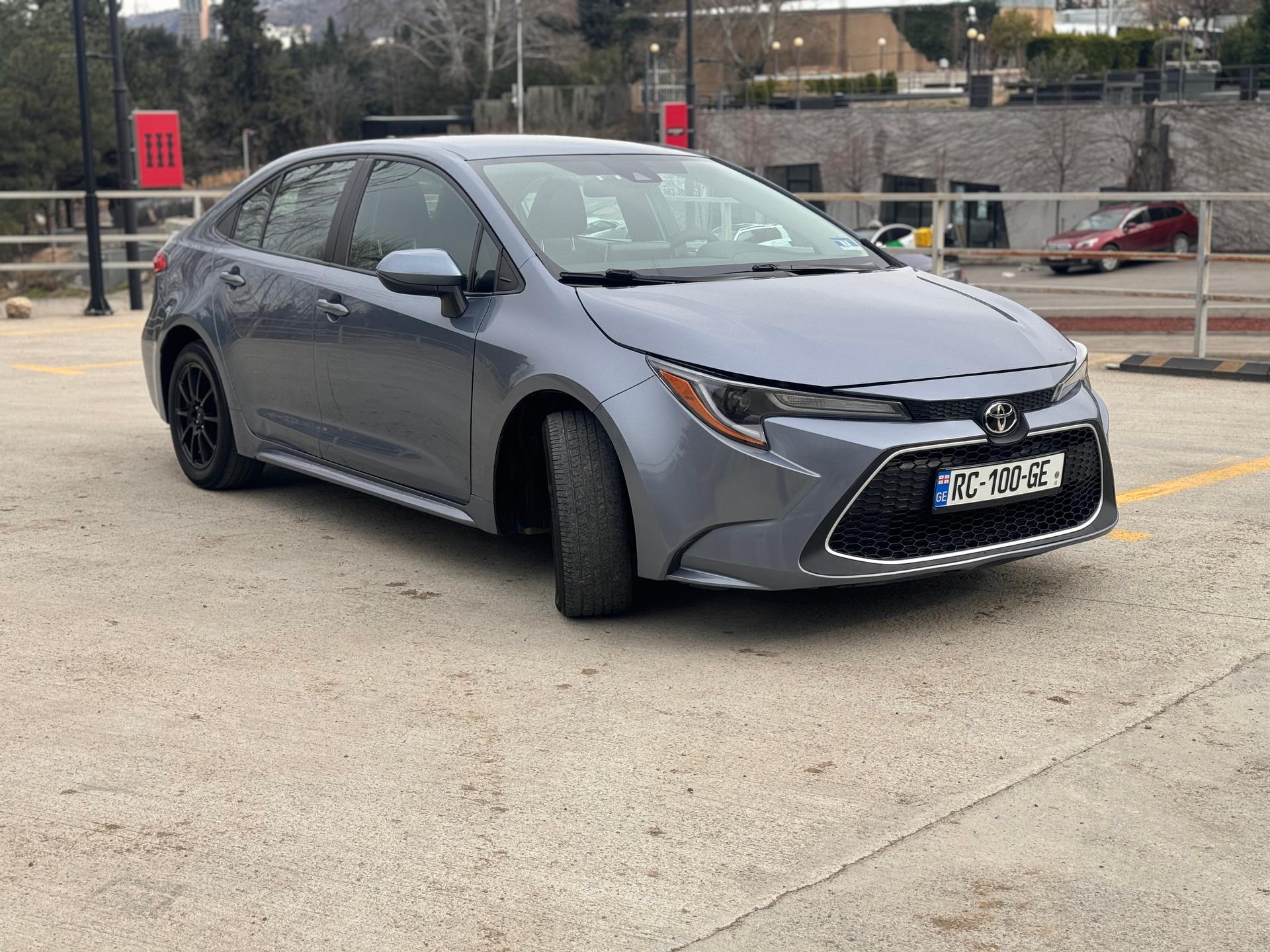 Toyota Corolla — exterior view 2
