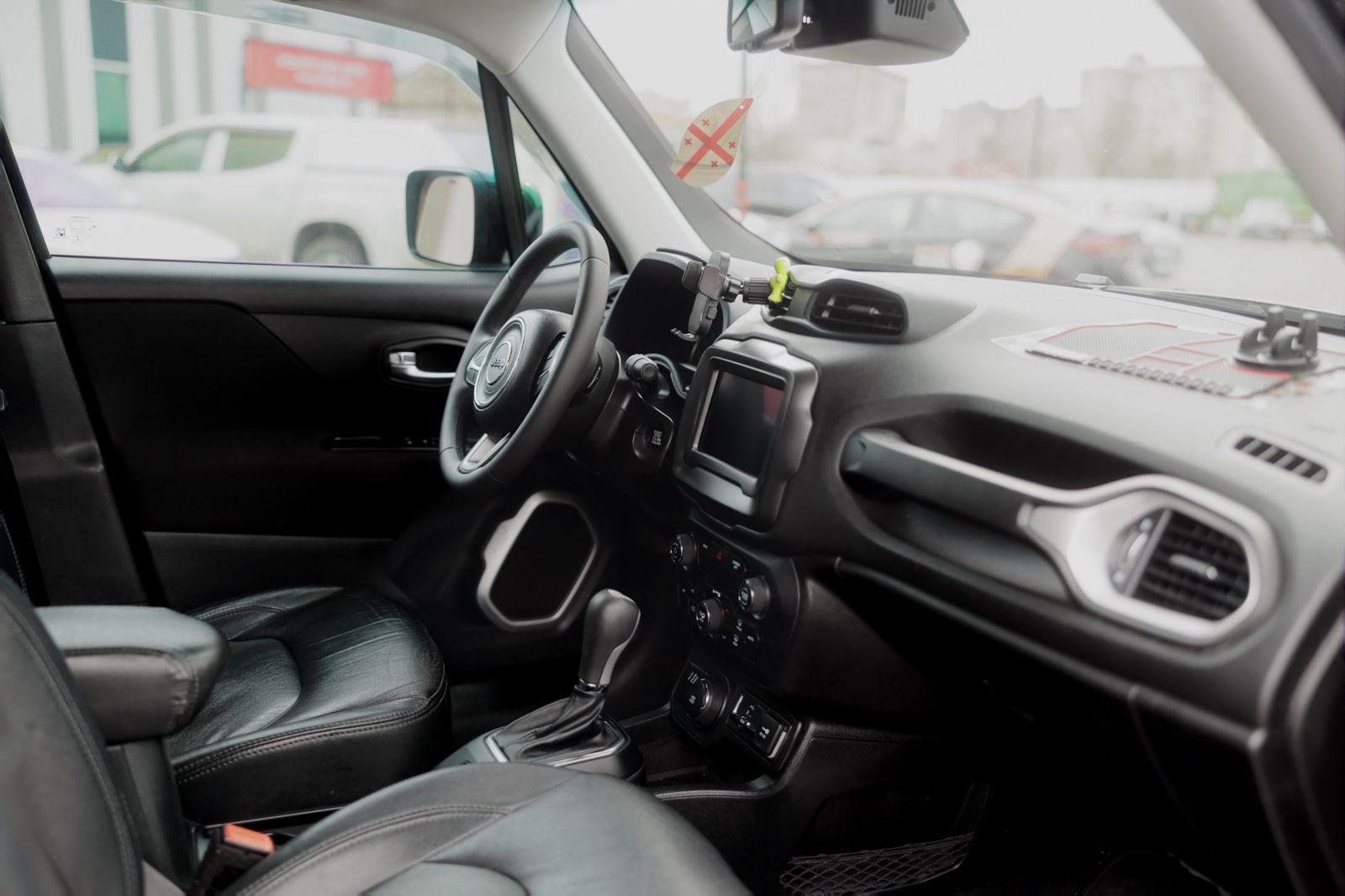 Jeep Renegade — exterior view 6