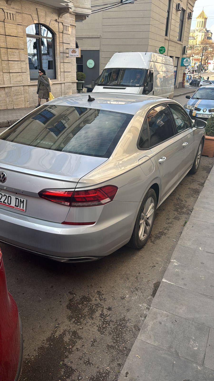 Volkswagen Passat — exterior view 5