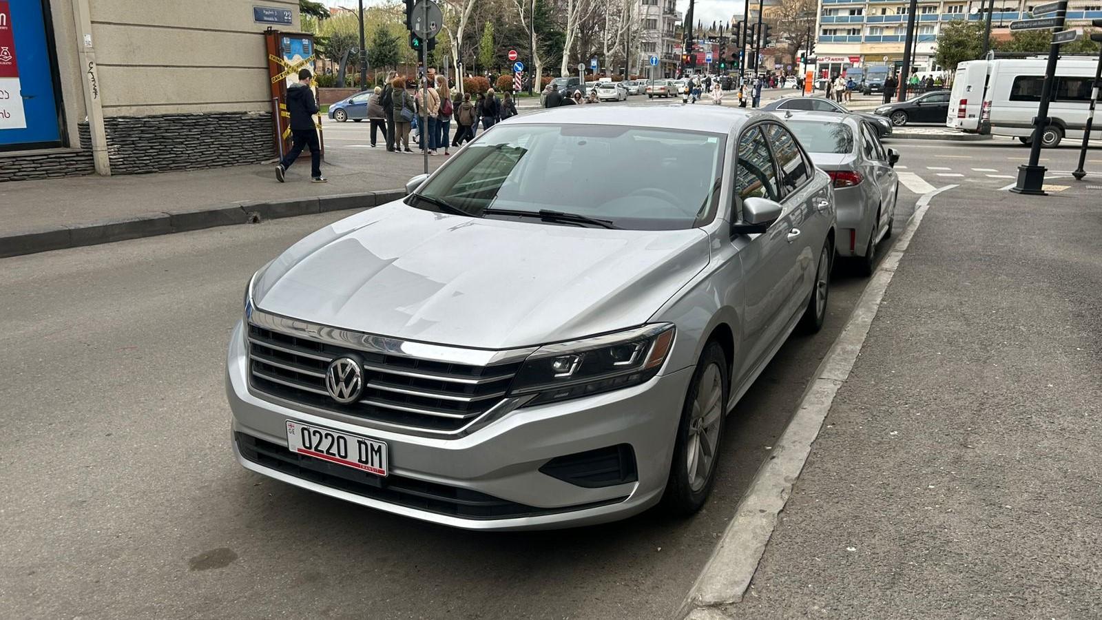 Volkswagen Passat — exterior view 2