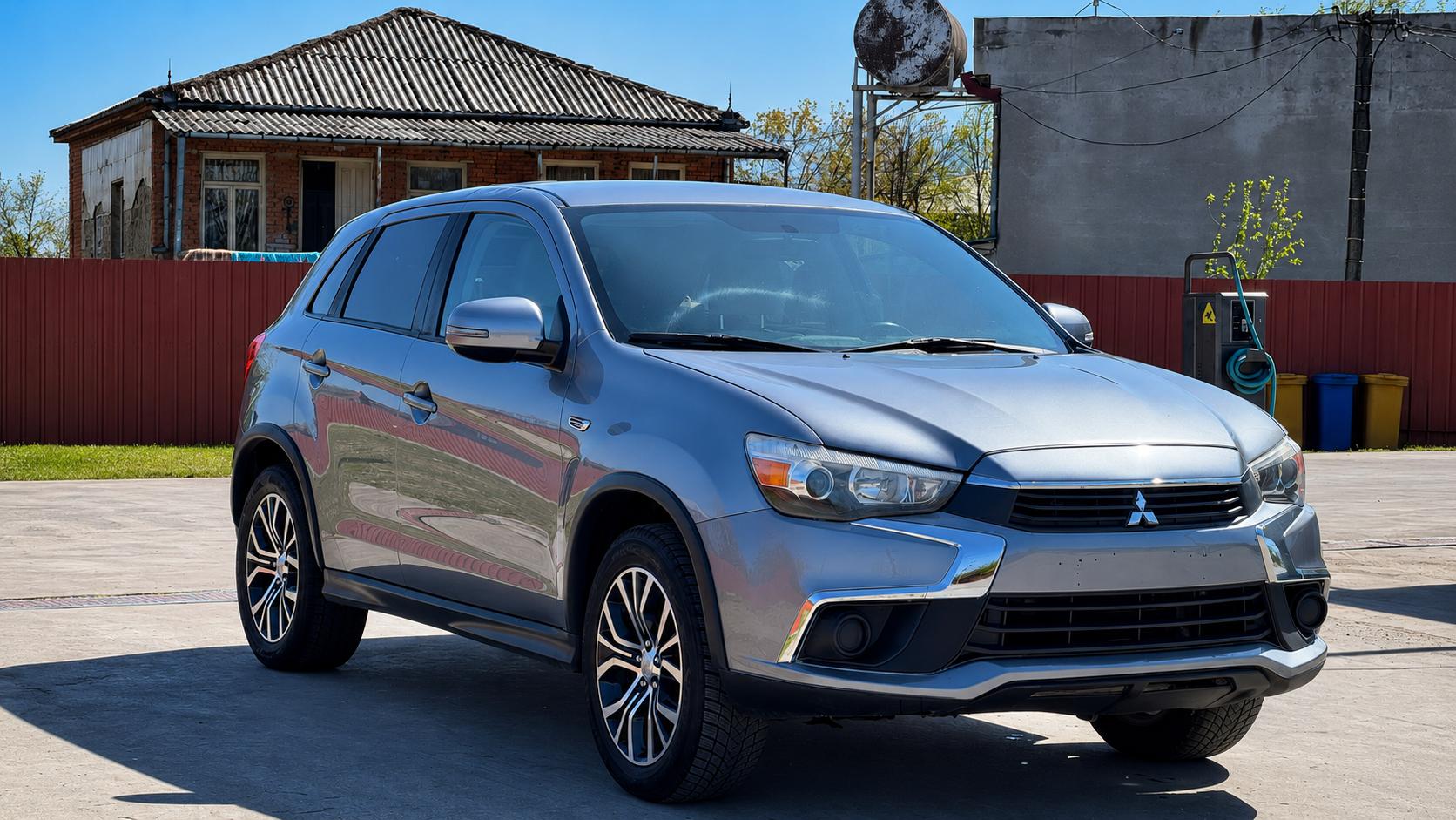 Mitsubishi Outlander — exterior view 2