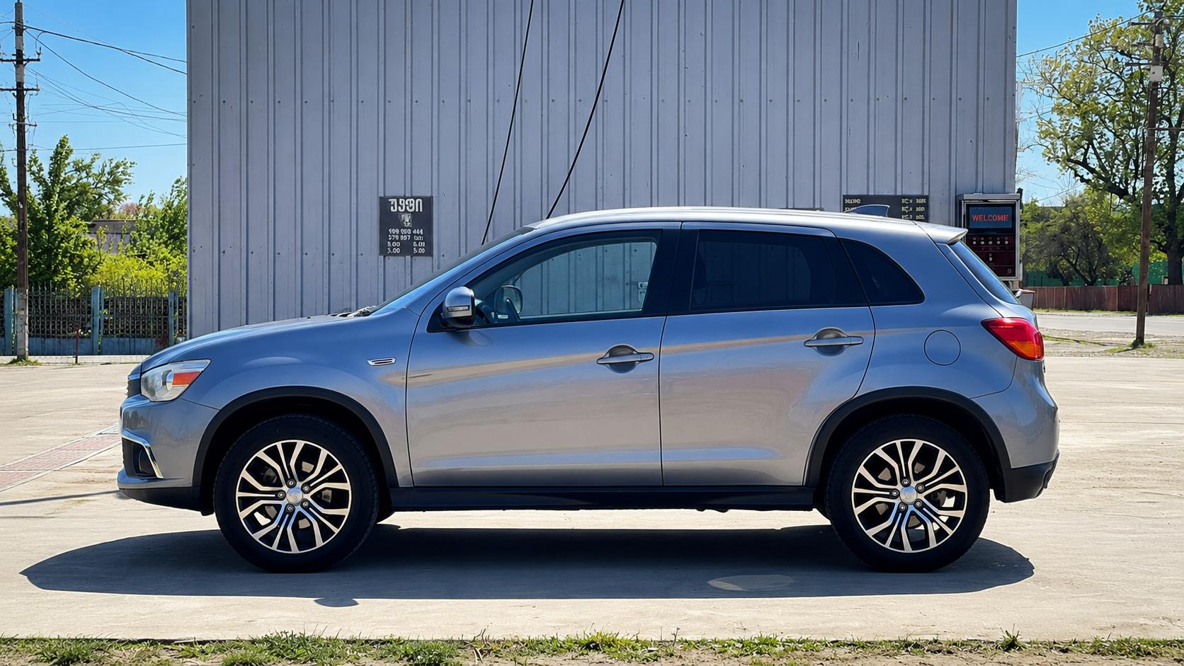 Mitsubishi Outlander — exterior view 3