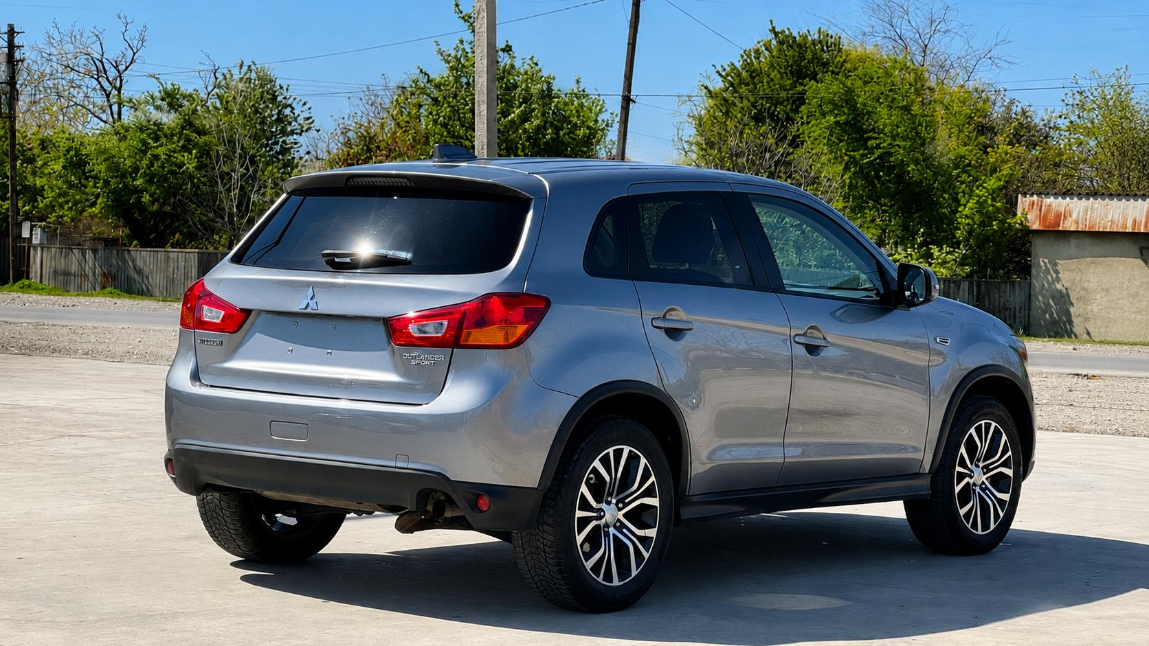 Mitsubishi Outlander — exterior view 5