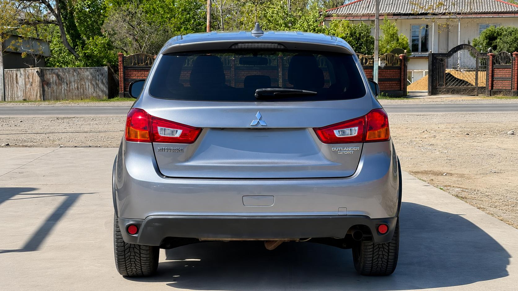 Mitsubishi Outlander — exterior view 6