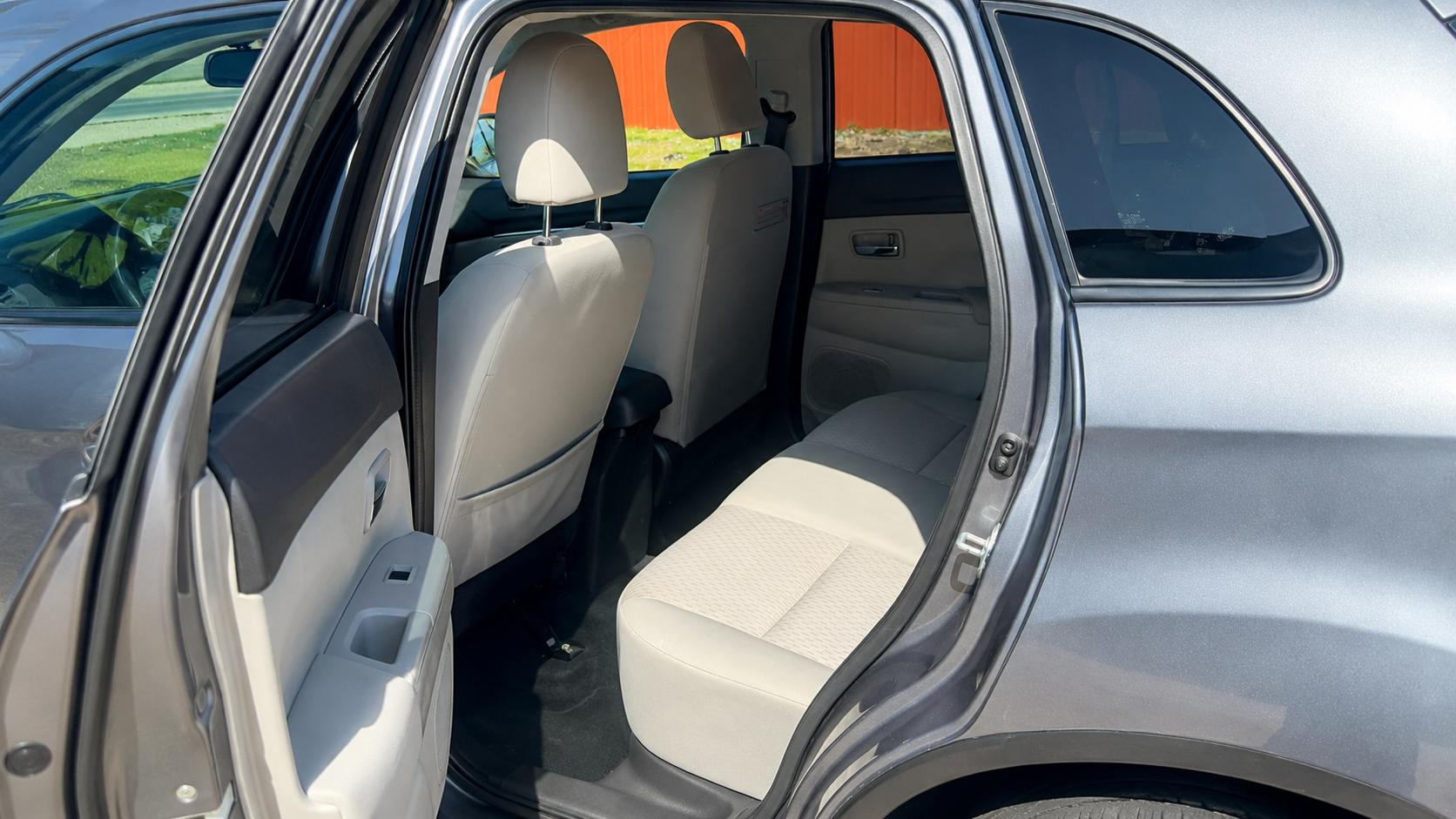 Mitsubishi Outlander — exterior view 10