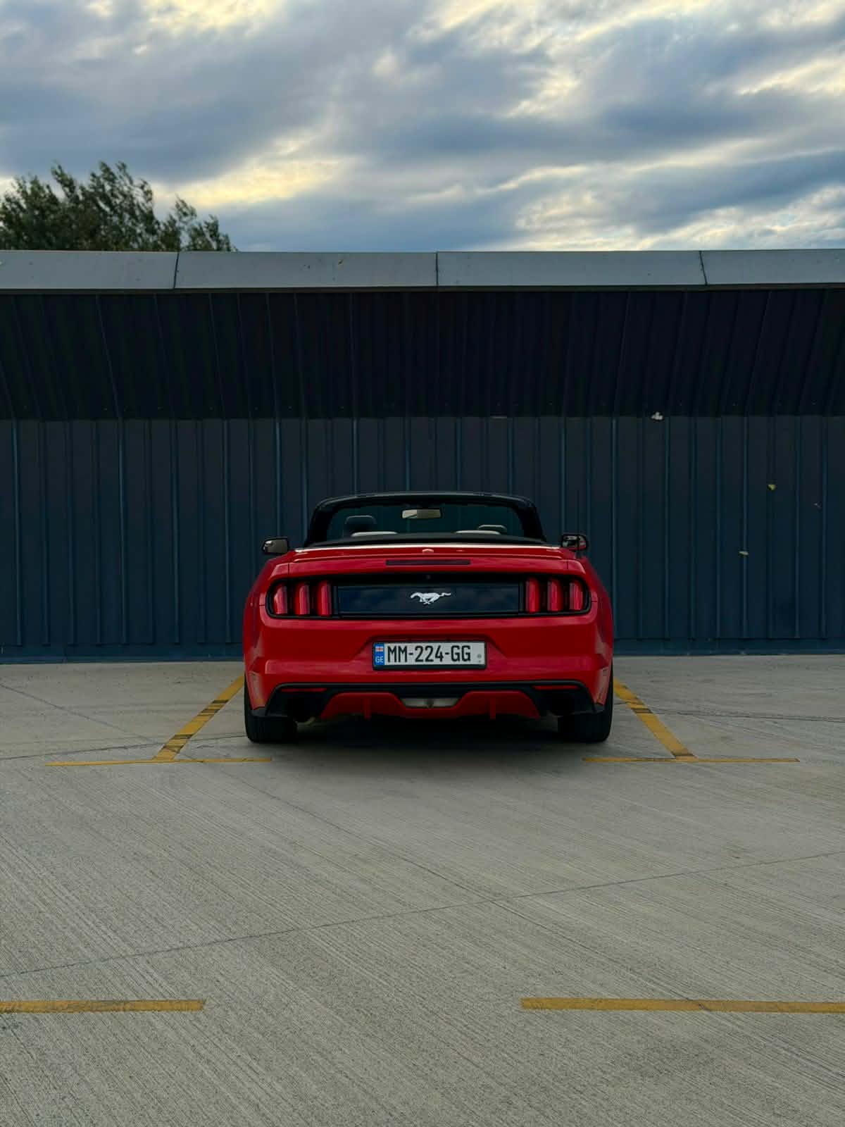 Ford Mustang — exterior view 3