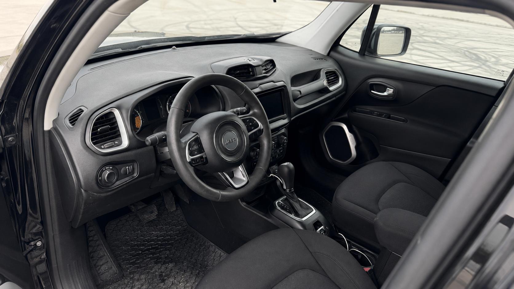 Jeep Renegade — exterior view 6