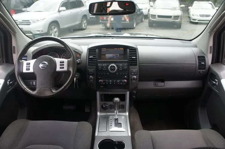 Nissan Pathfinder — exterior view 2