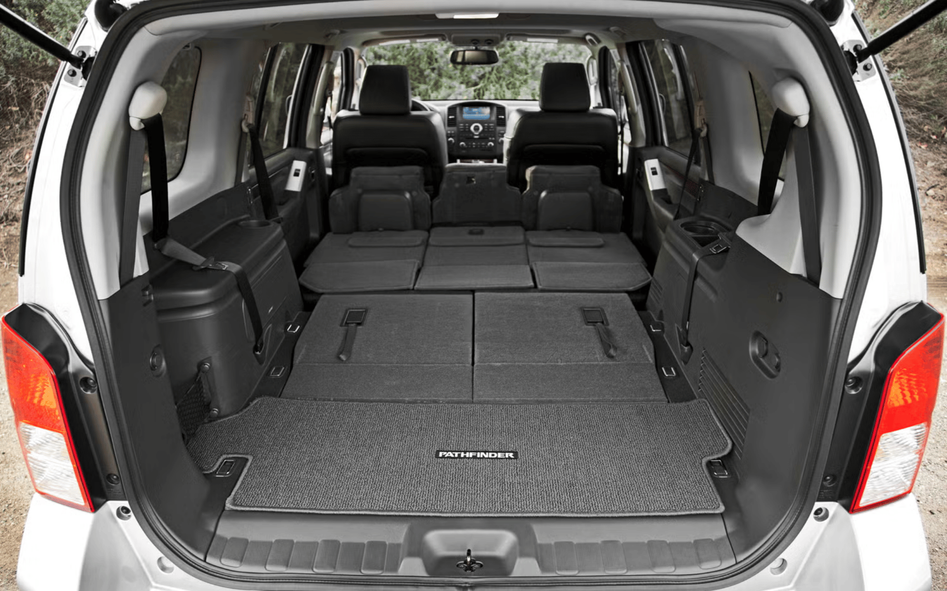 Nissan Pathfinder — exterior view 3