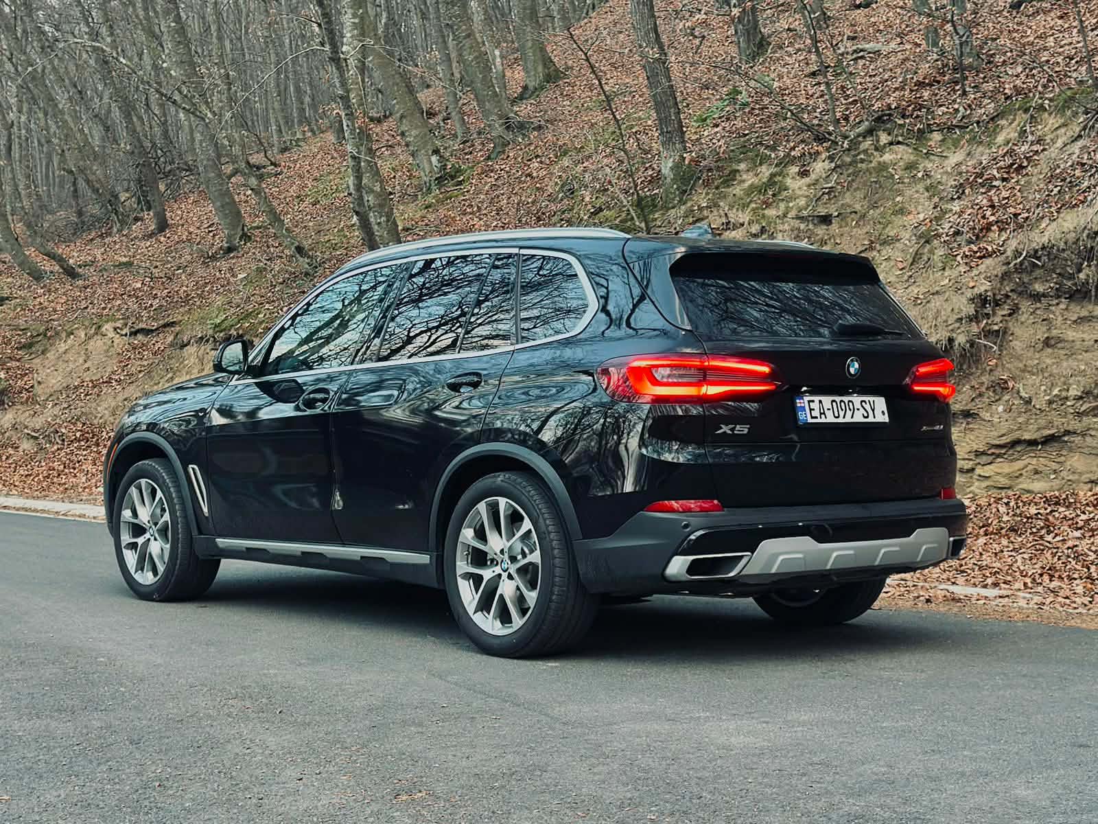 BMW X5 — exterior view 3