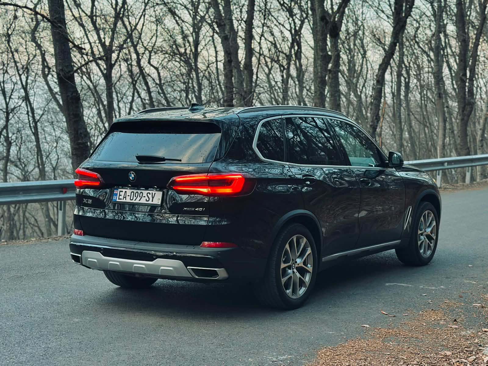 BMW X5 — exterior view 4