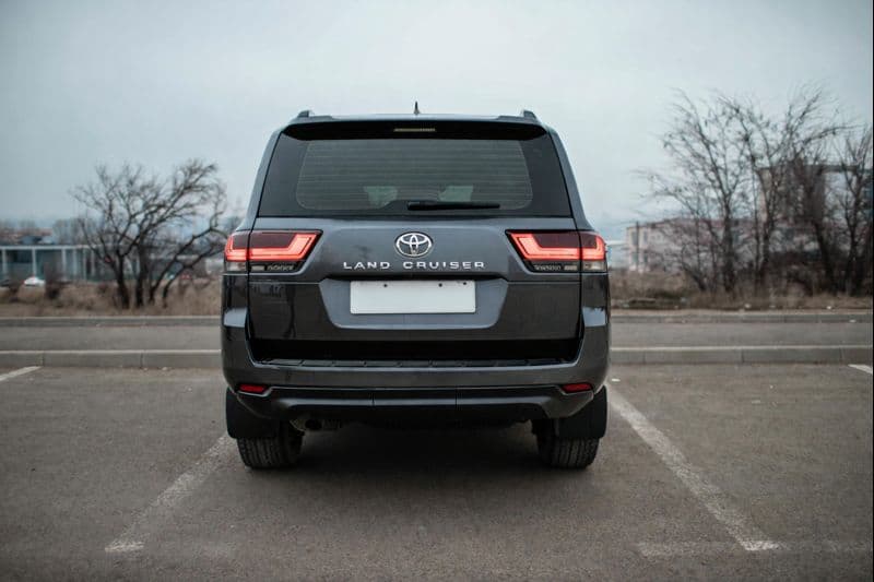 Toyota Land Cruiser 300 — exterior view 2