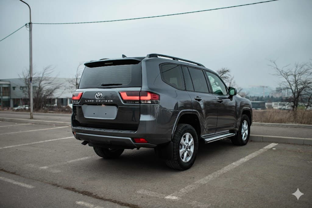 Toyota Land Cruiser 300 — exterior view 4