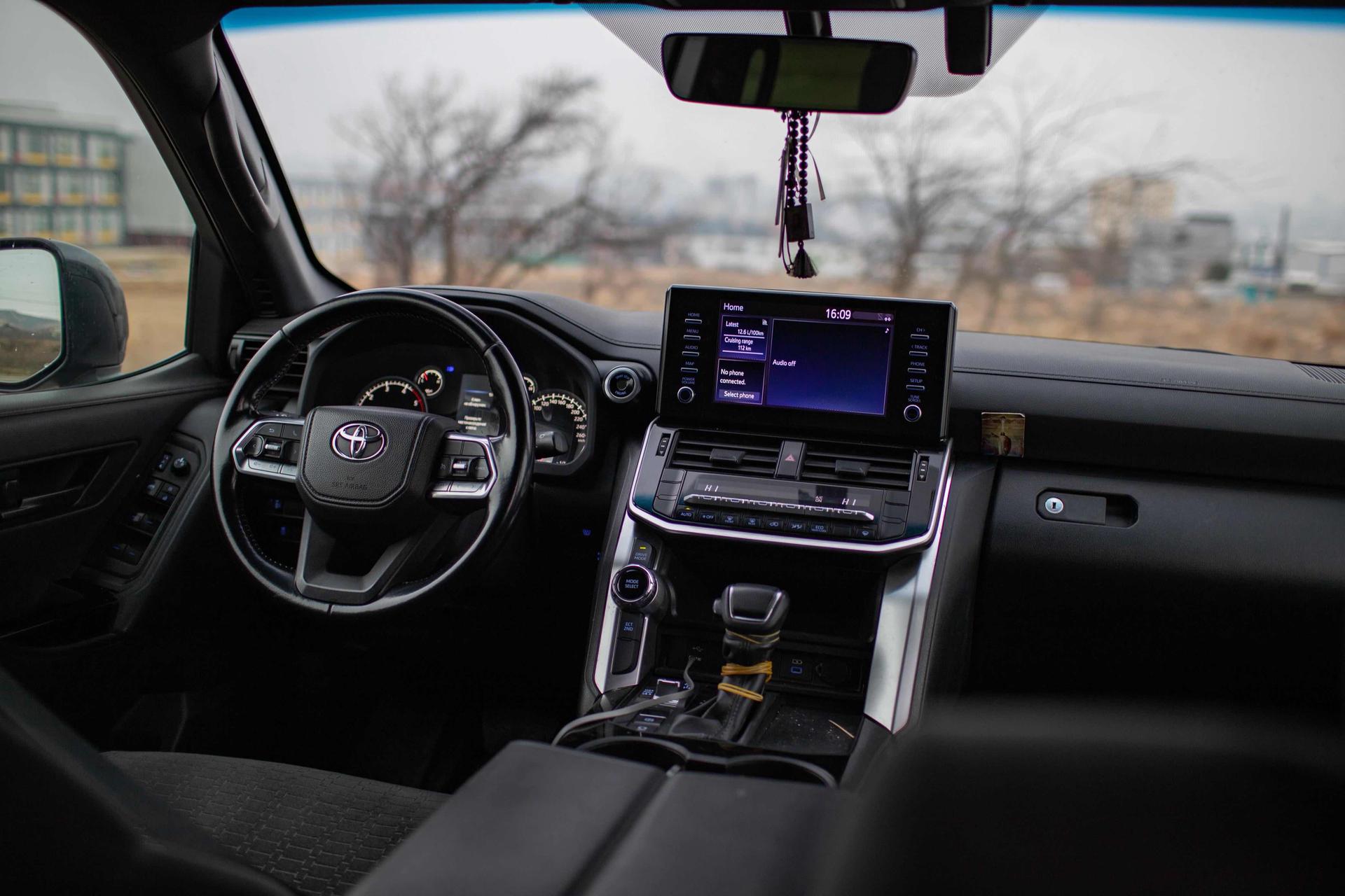 Toyota Land Cruiser 300 — exterior view 6
