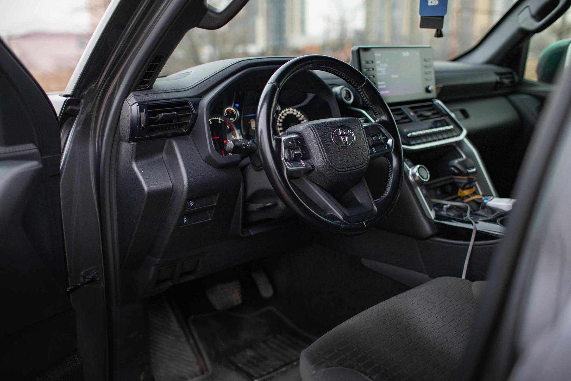 Toyota Land Cruiser 300 — exterior view 7