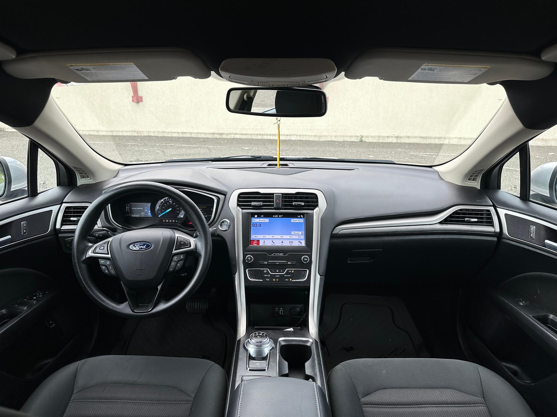 Ford Fusion — exterior view 3