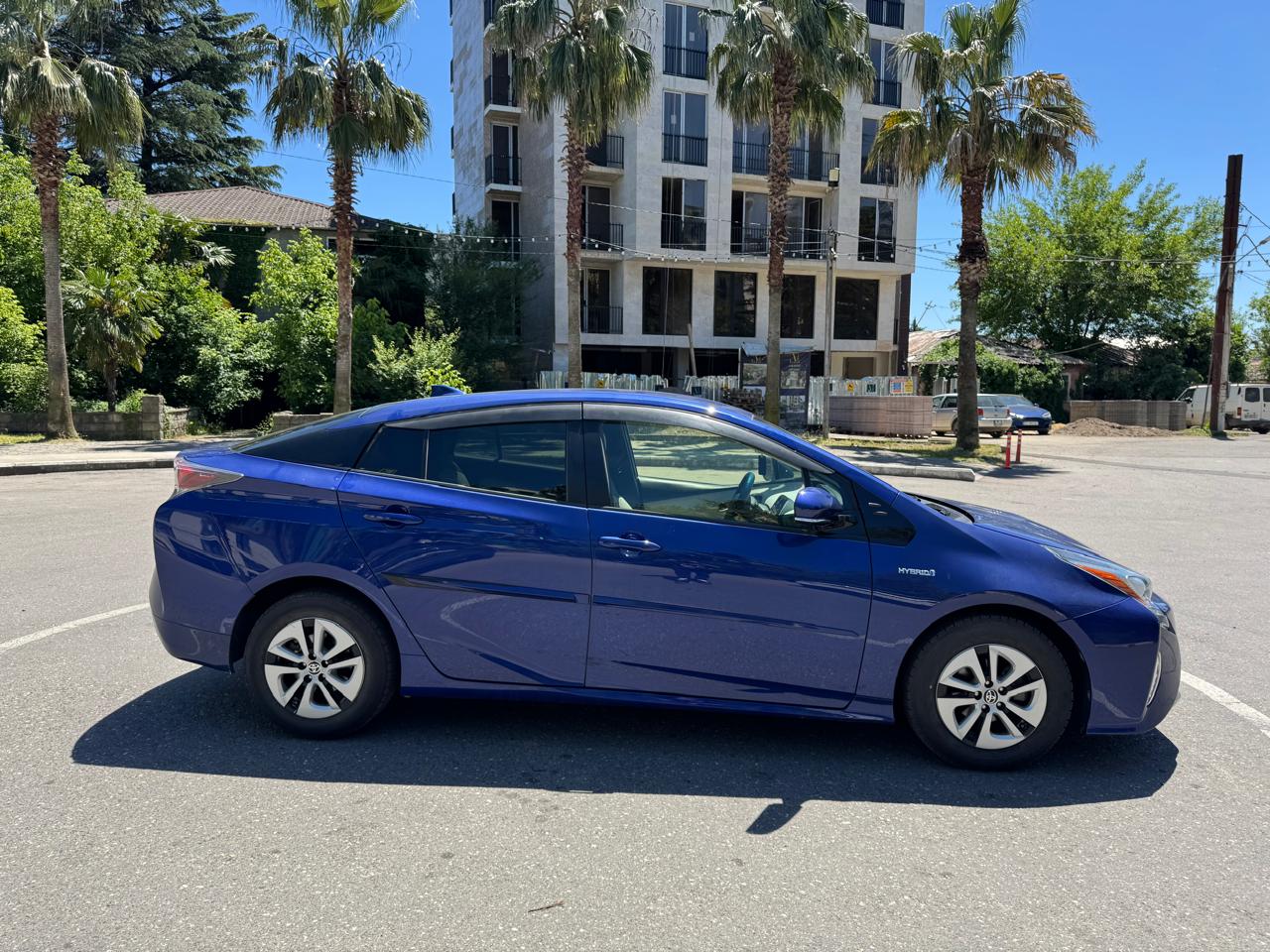 Toyota Prius — exterior view 2