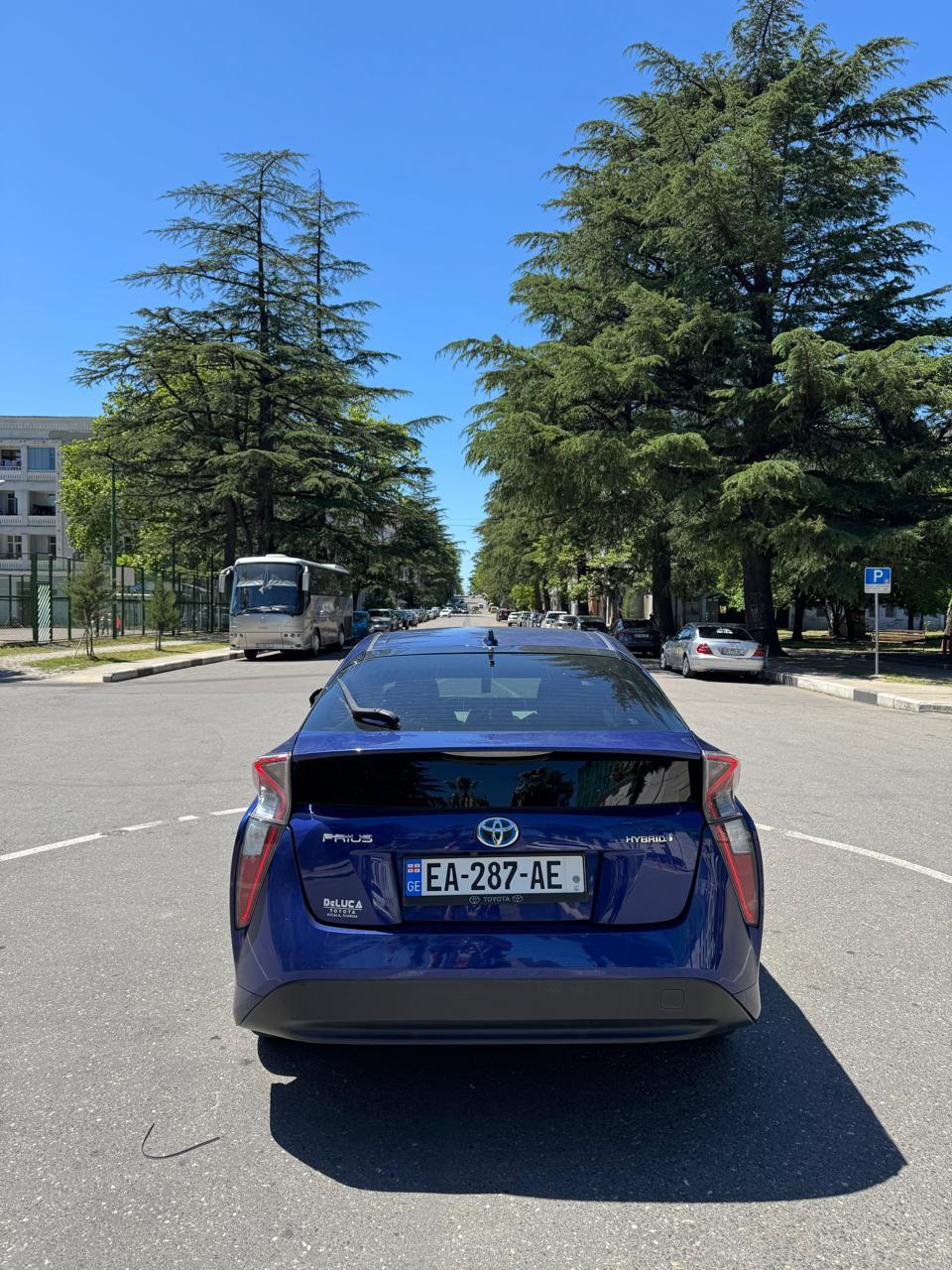 Toyota Prius — exterior view 3