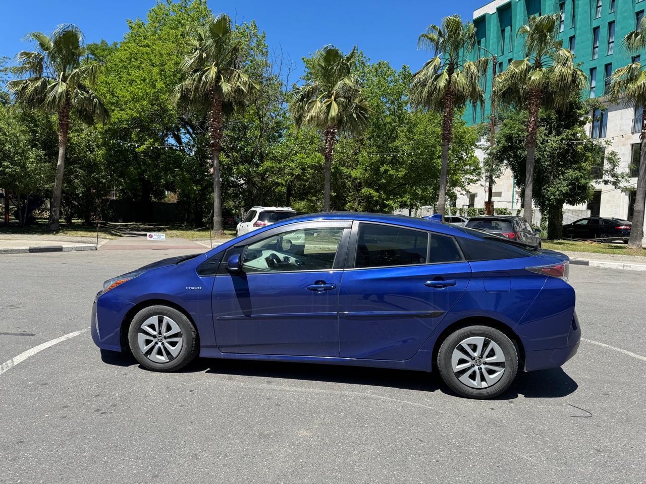 Toyota Prius — exterior view 4