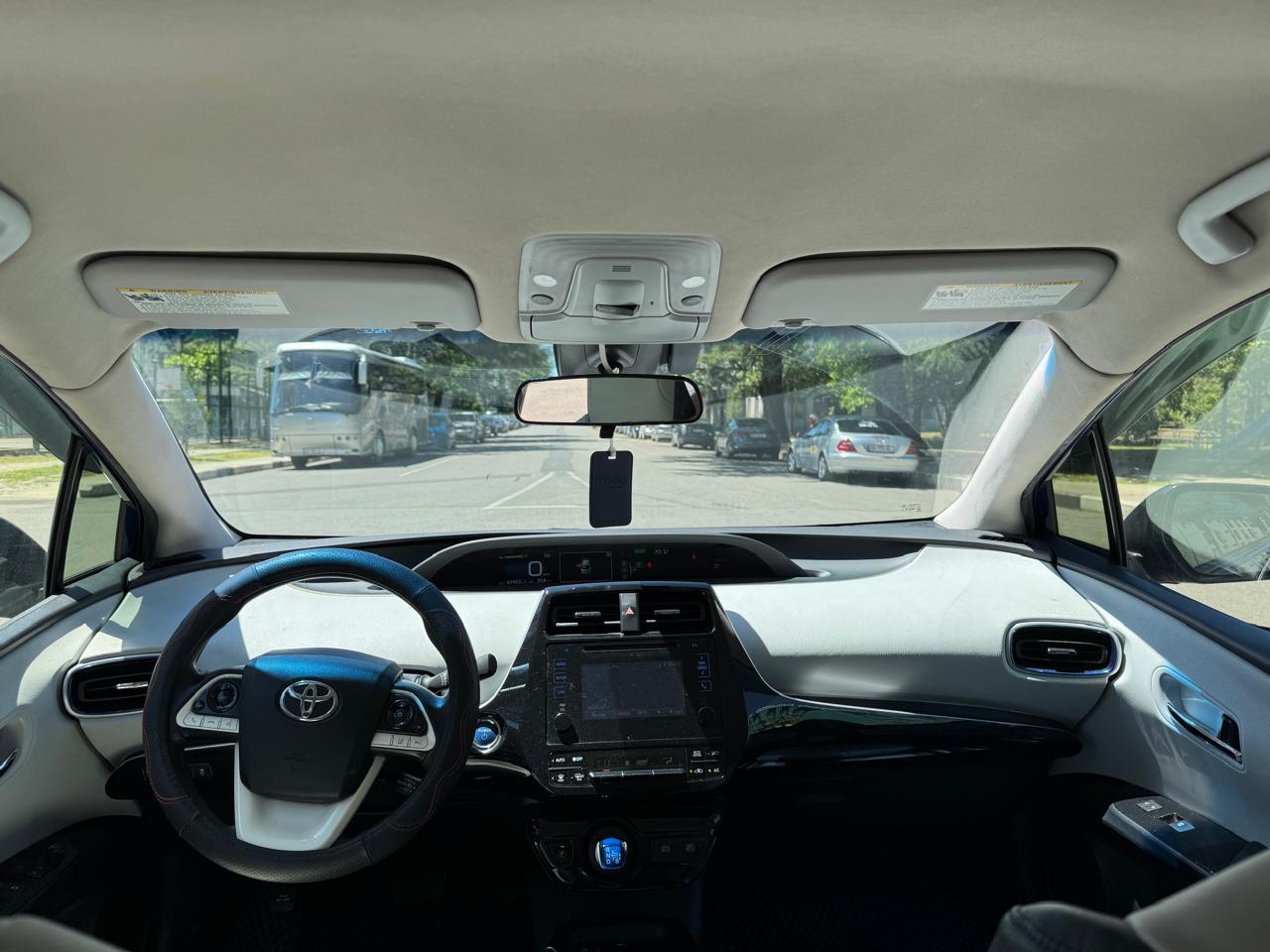 Toyota Prius — exterior view 5