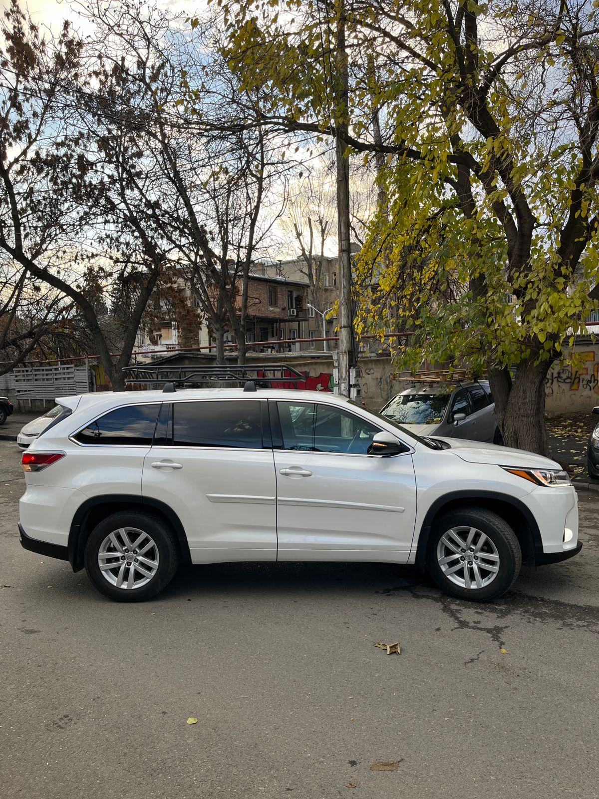 Toyota Highlander — exterior view 2