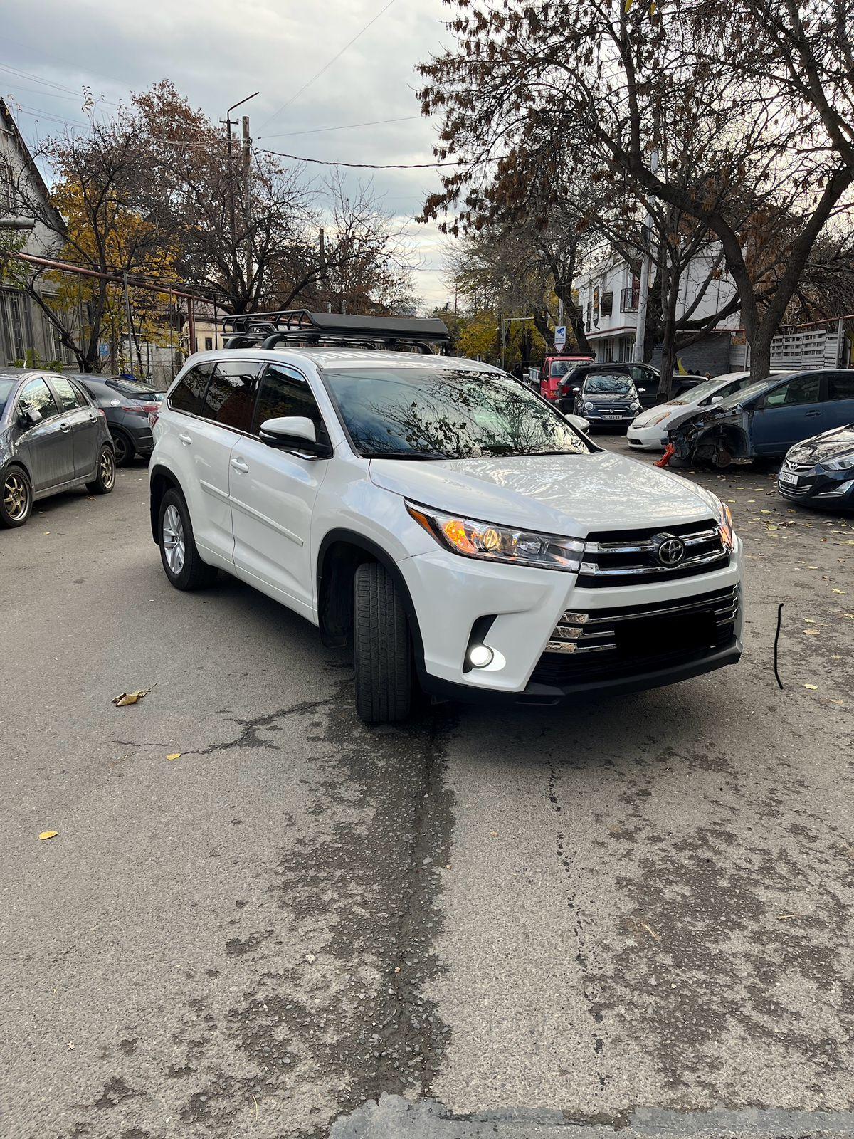 Toyota Highlander — exterior view 3